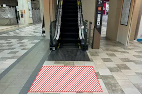 【あまがさきキューズモール】あまがさきキューズモール【メディア】「⑧‐bフロアシート(エスカレーター前)」