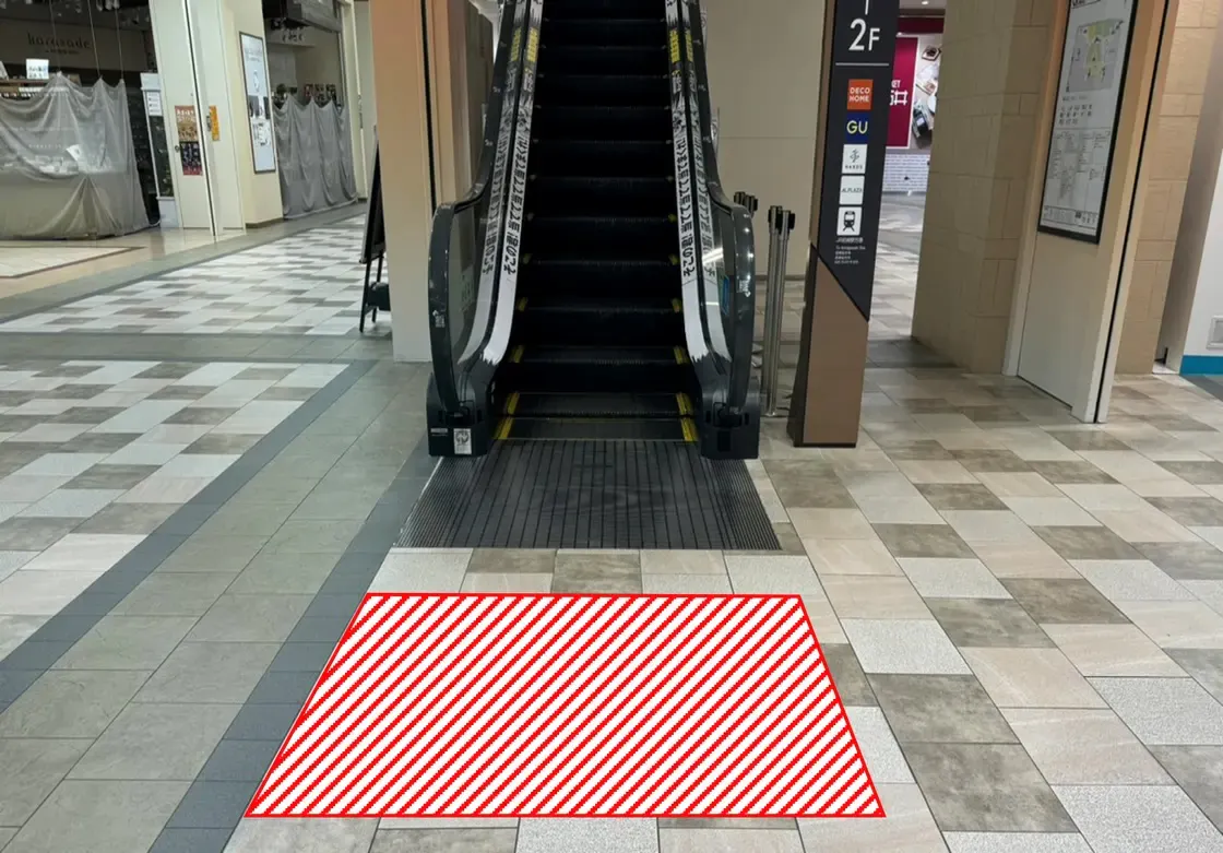 【あまがさきキューズモール】あまがさきキューズモール【メディア】「⑧‐bフロアシート(エスカレーター前)」