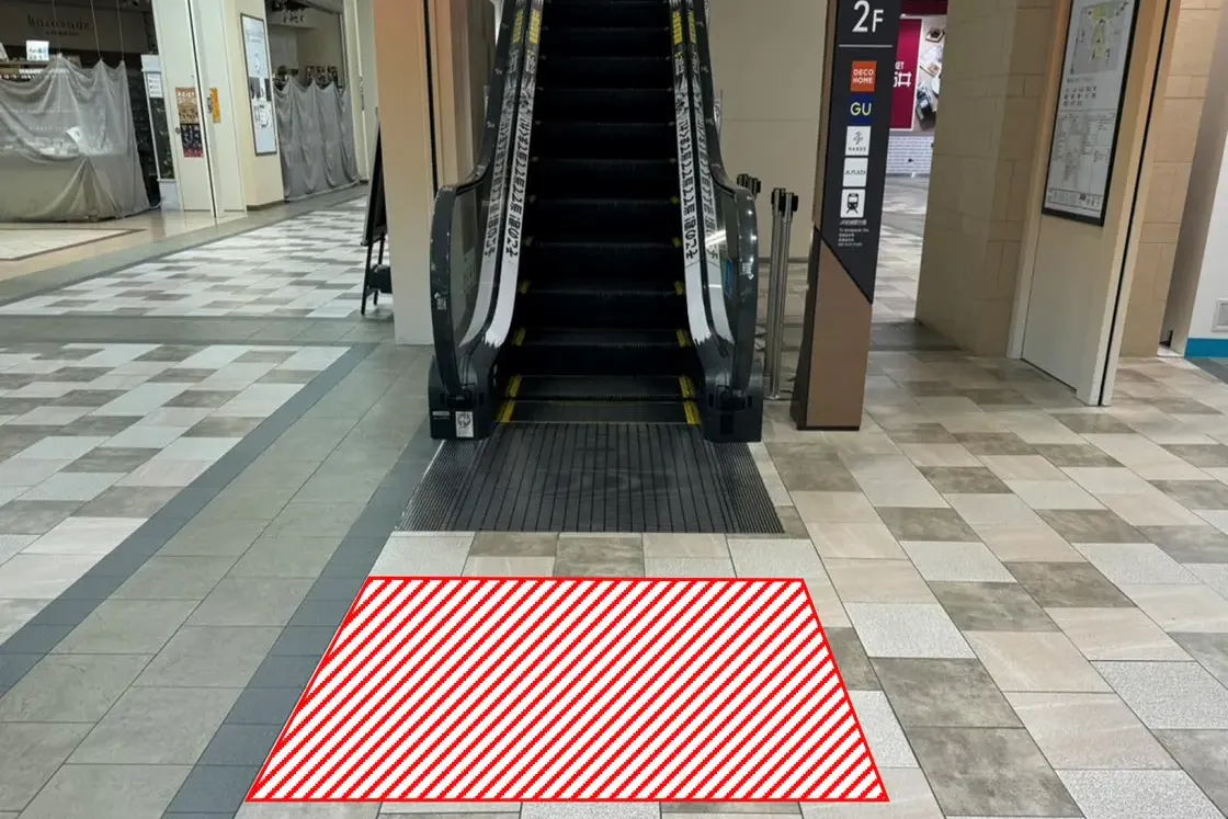 【あまがさきキューズモール】あまがさきキューズモール【メディア】「⑧‐bフロアシート(エスカレーター前)」