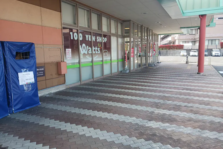 【スピナマート穴生店】店舗軒下(青果側入口横) 販促プロモーションや物販に最適なスーパー屋外催事イベントスペースの画像1