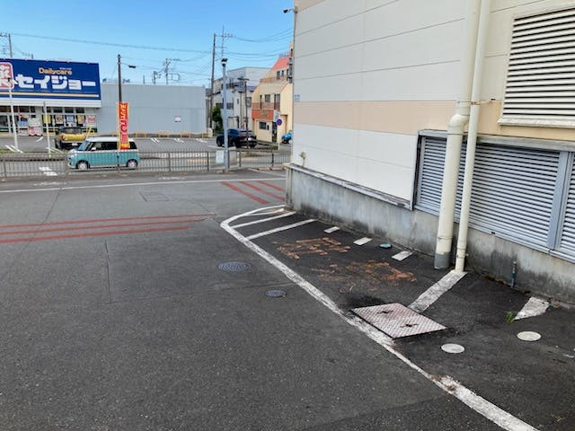 【スーパーナガヤ宇佐美桜田店】販促プロモーションやキッチンカーに最適な地域密着型スーパーの駐車場にあるイベントスペースの画像