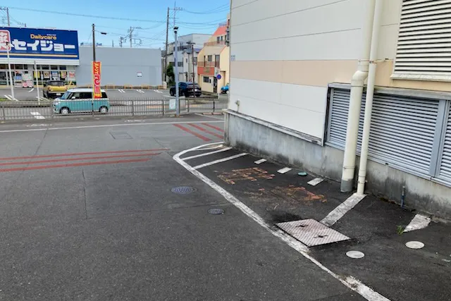 【スーパーナガヤ宇佐美桜田店】販促プロモーションやキッチンカーに最適な地域密着型スーパーの駐車場にあるイベントスペース