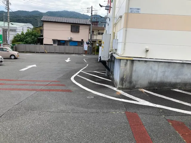 【スーパーナガヤ宇佐美桜田店】販促プロモーションやキッチンカーに最適な地域密着型スーパーの駐車場にあるイベントスペース