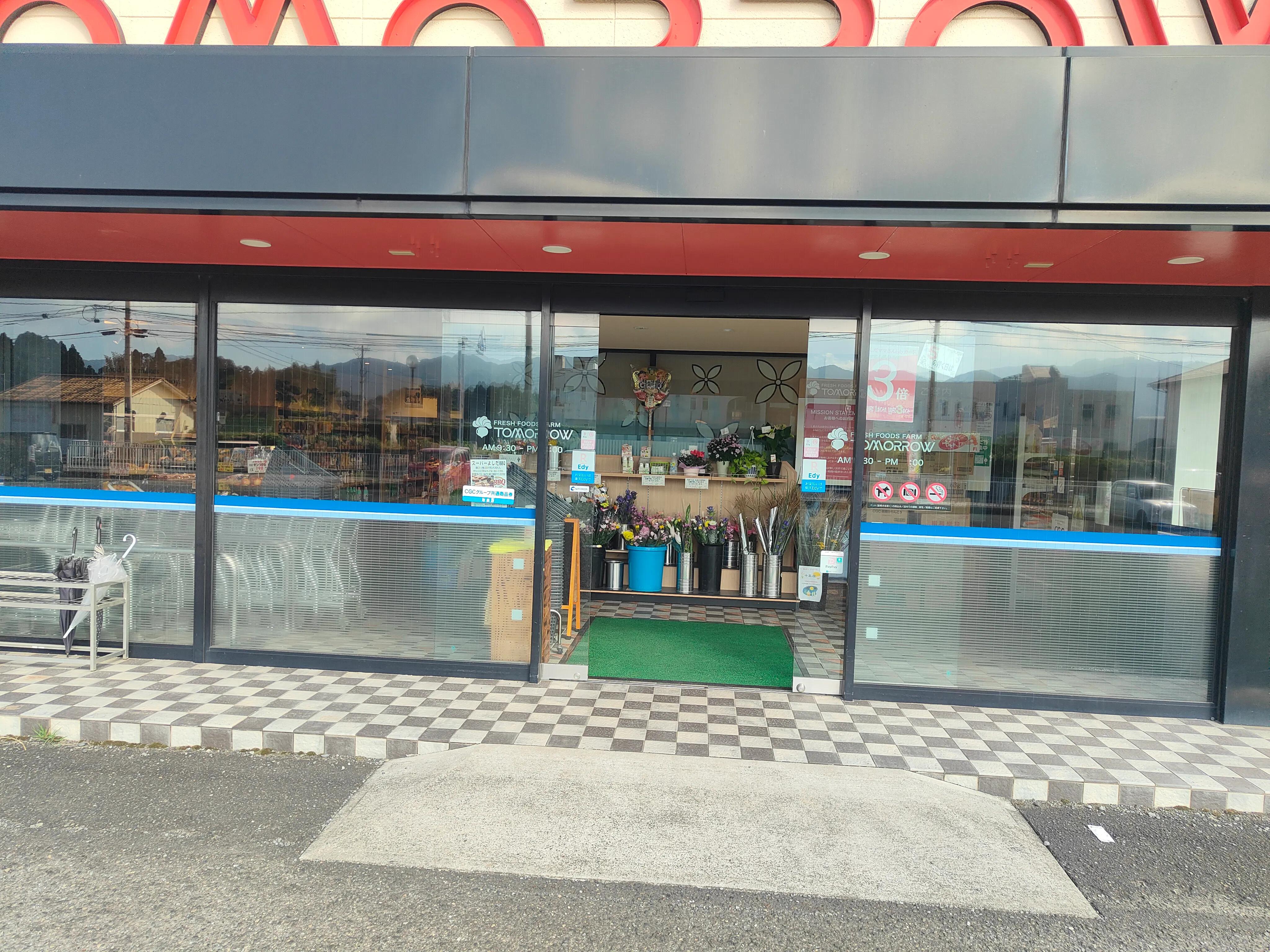 【トゥモロウ高尾野店（スーパーよしだ）】プロモーションや物販に最適な風除室スペース