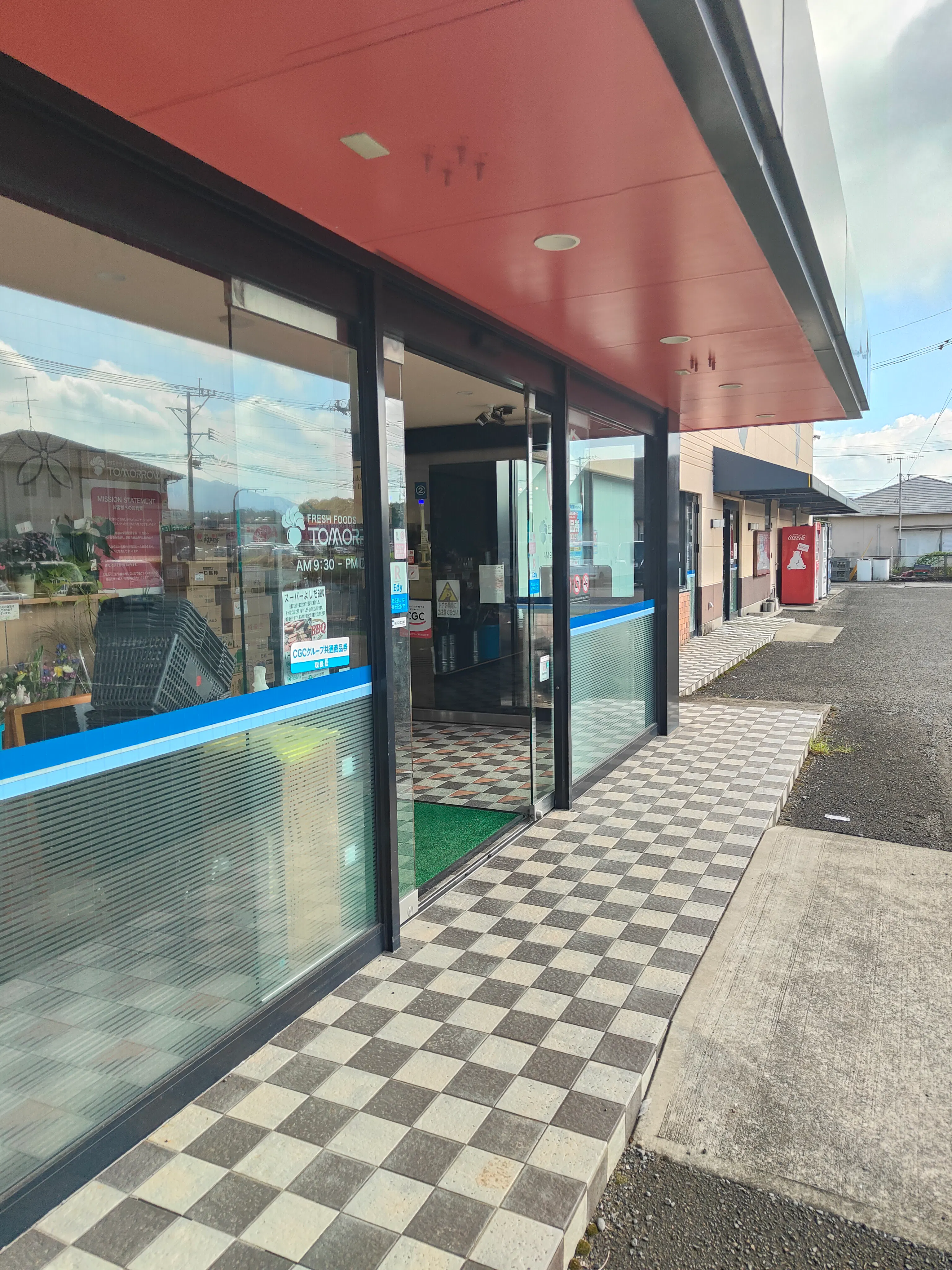 【トゥモロウ高尾野店（スーパーよしだ）】プロモーションや物販に最適な風除室スペース