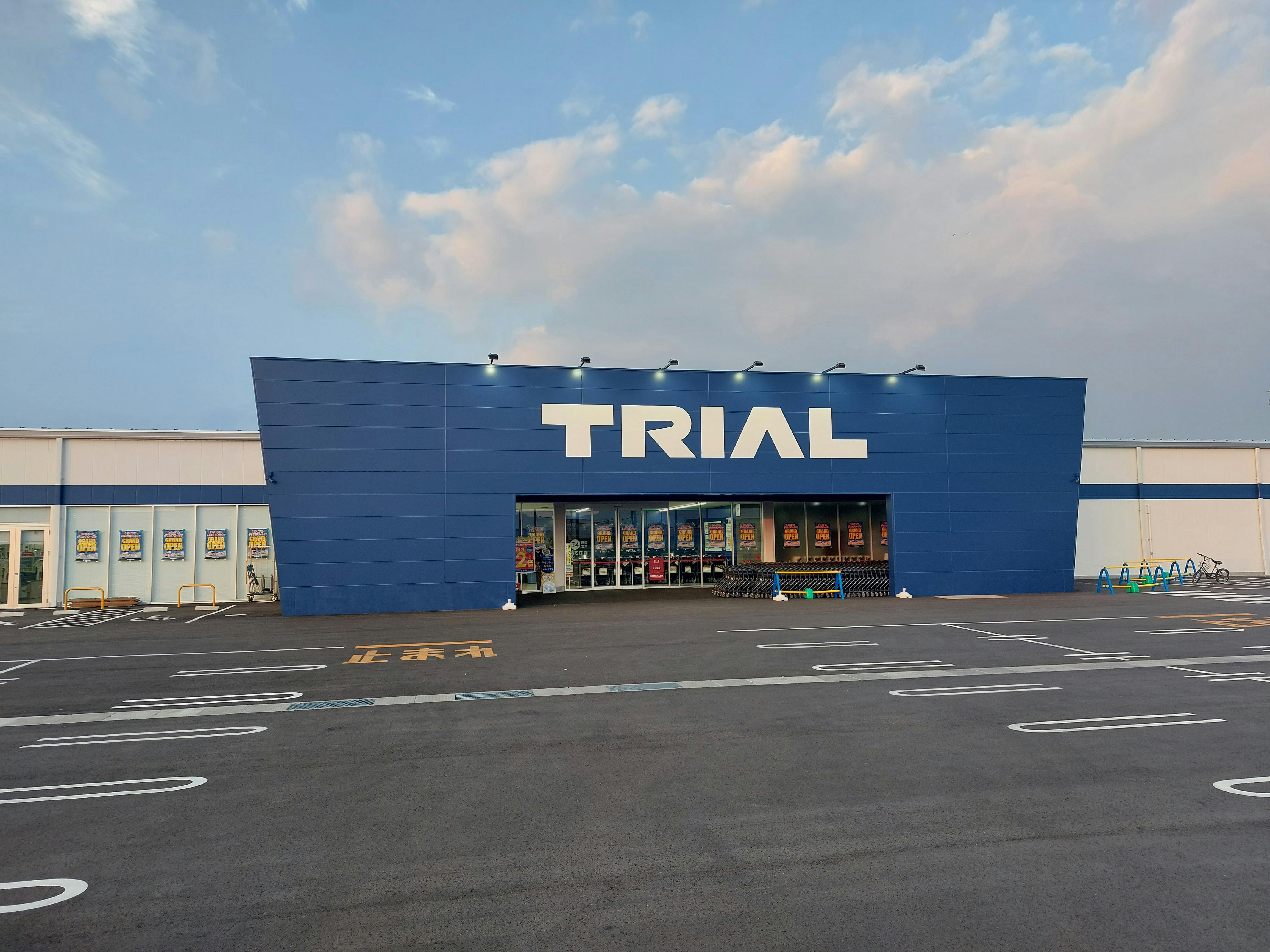 【スーパーセンタートライアル三木店】🍩お試しスイーツプラン🍩【ポーチ横：右側】食物販の出店が可能なトライアルマルシェ（キッチンカー/テント・スペース）