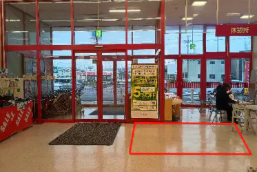 【マックスバリュ十和田南店】お客さま休憩所脇 販促プロモーションに最適なスーパー店内催事イベントスペース
