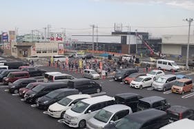 【ヘイワールド!!/メインエリア】屋外車両展示やミニコンサート、プロモーションイベントに最適な商業施設の大型駐車場スペース