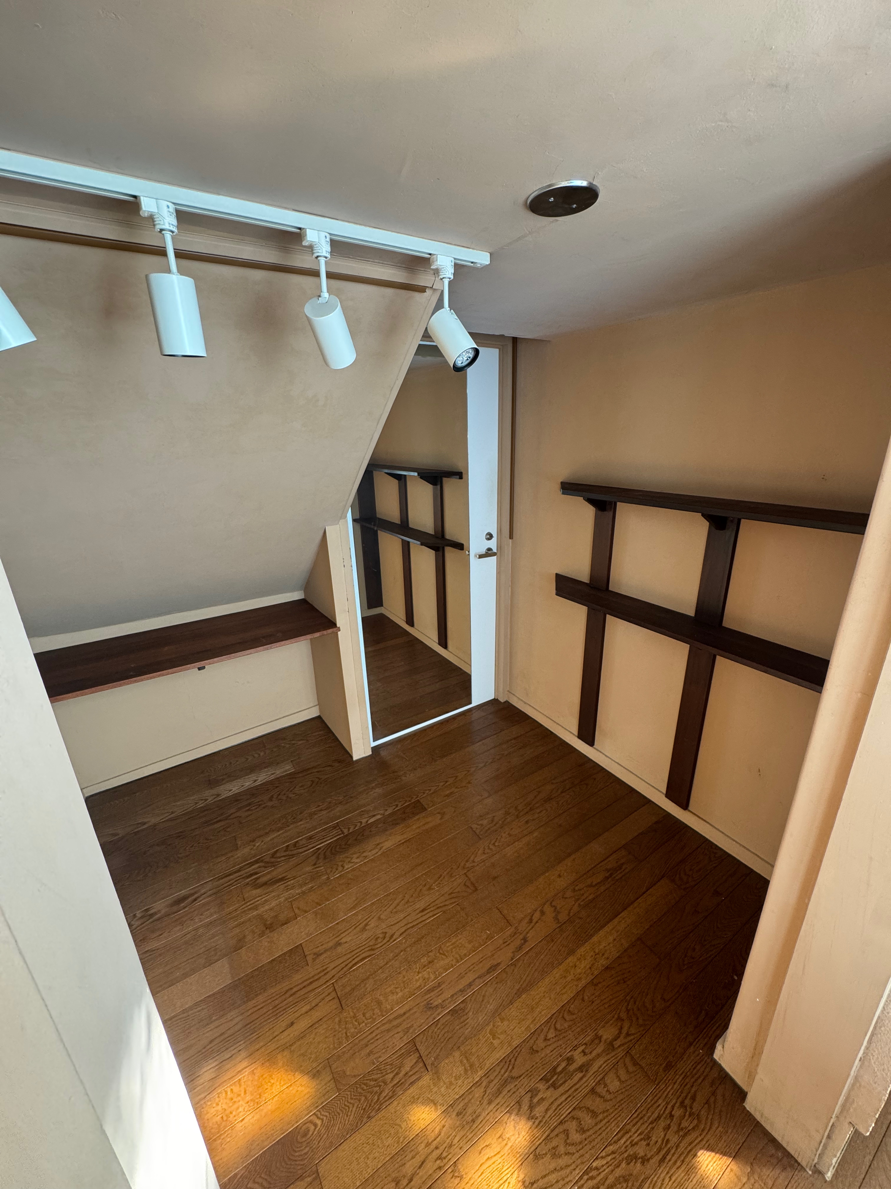 【北参道駅8分】光と素材が作品を引き立てる、神宮前の小さなレンタルギャラリー