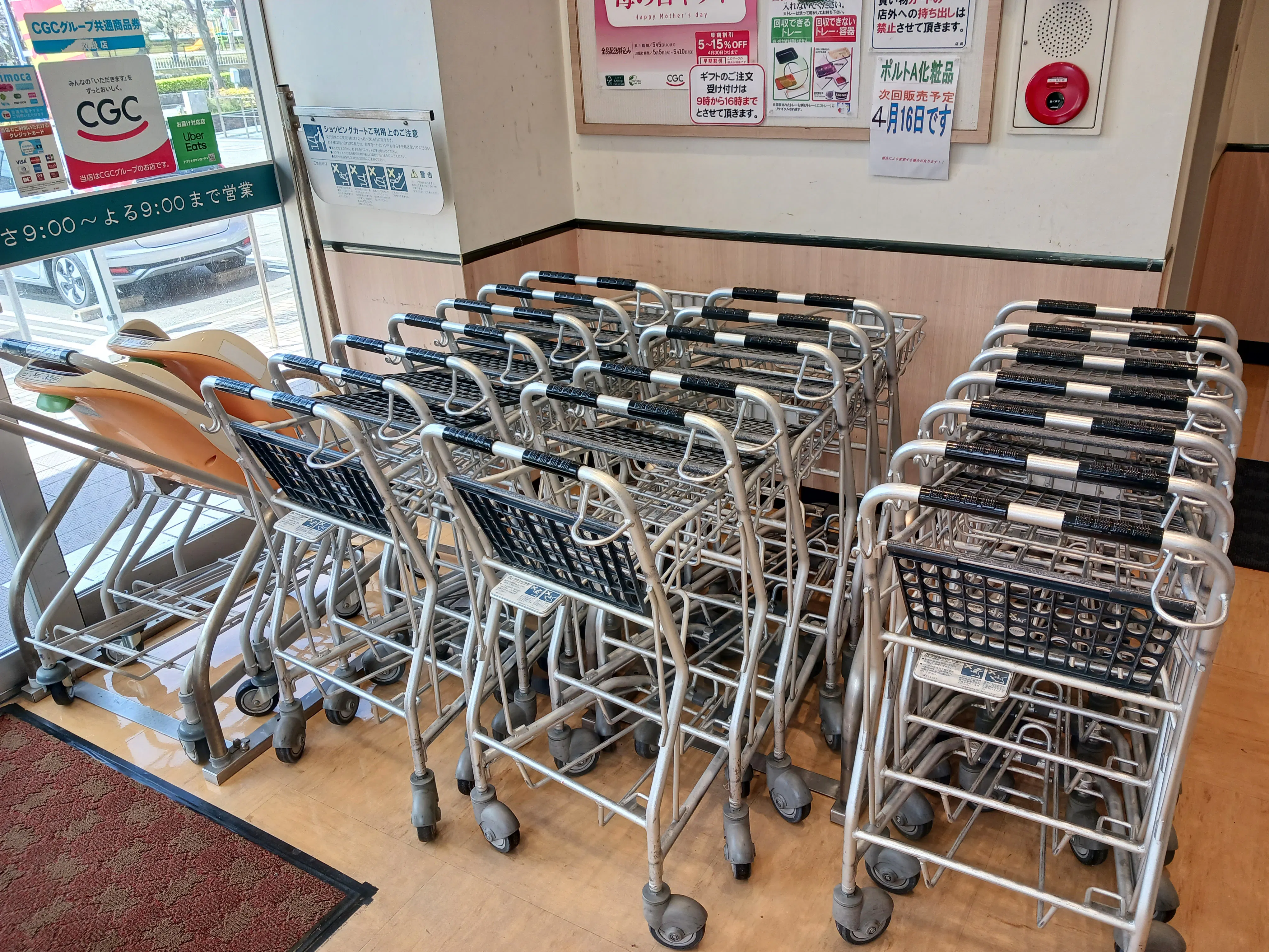 【レガネットマルシェ長住】店舗入口風除室 販促プロモーションや物販に最適なスーパー店内催事イベントスペース