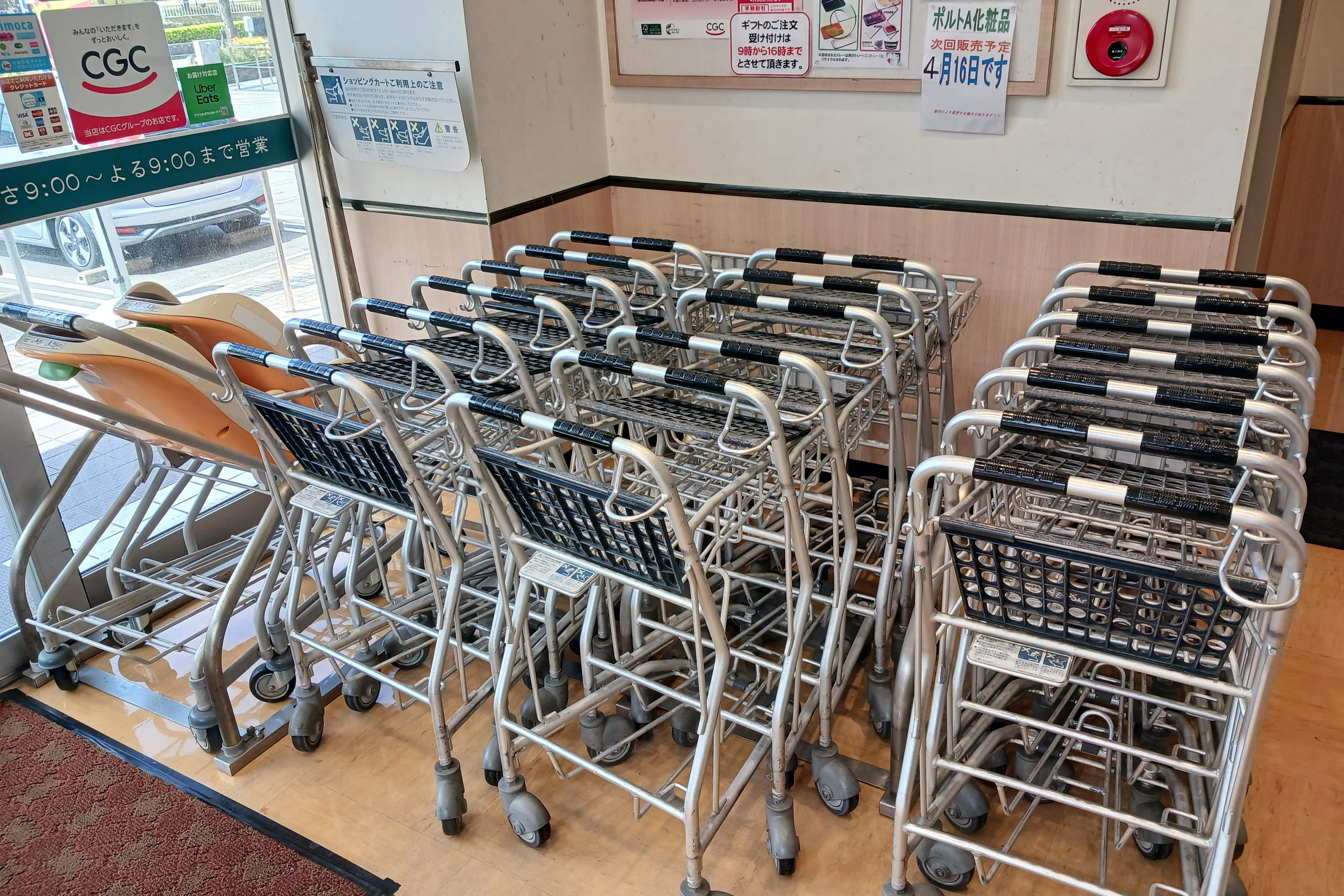 【レガネットマルシェ長住】店舗入口風除室 販促プロモーションや物販に最適なスーパー店内催事イベントスペース