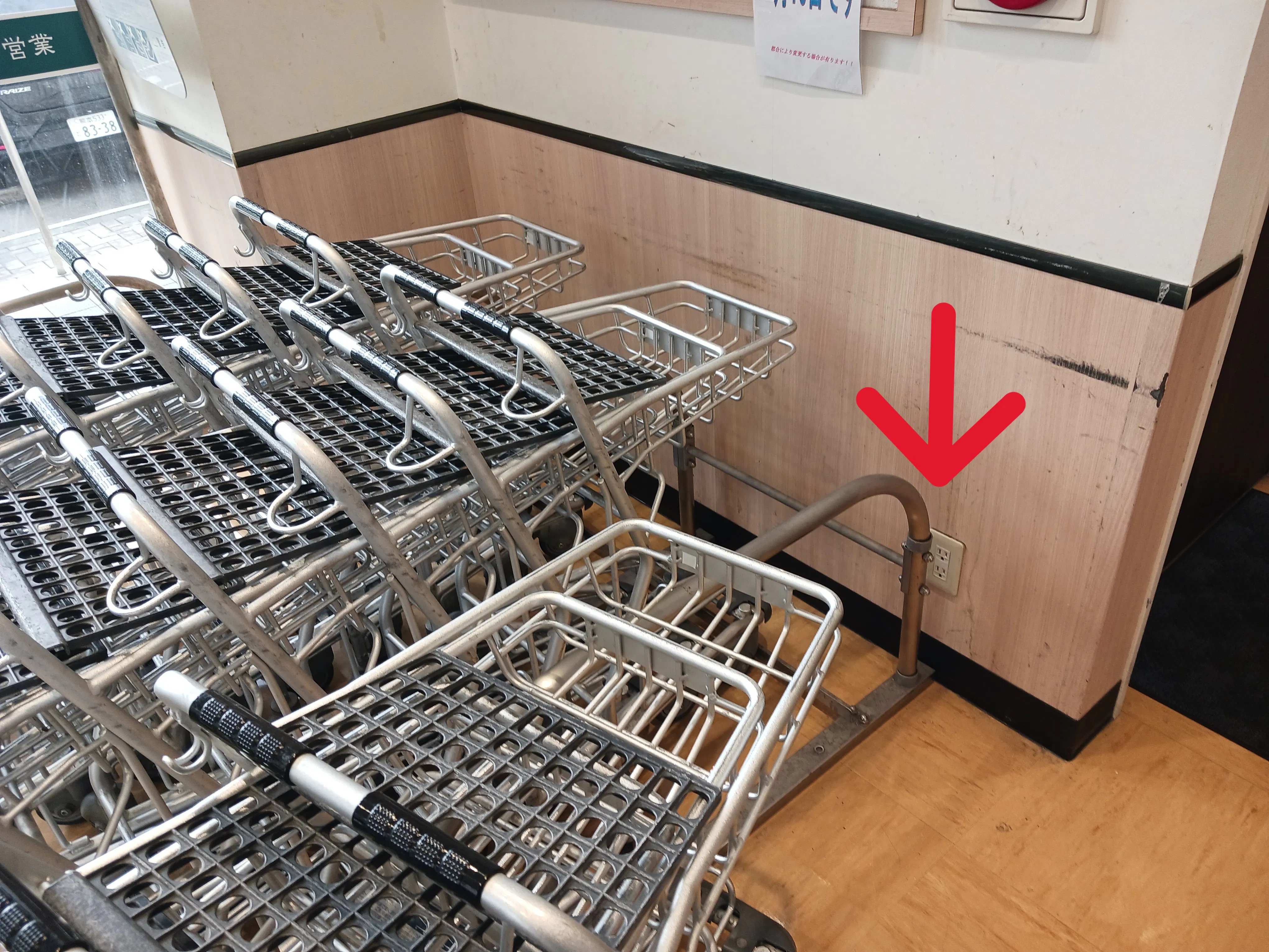 【レガネットマルシェ長住】店舗入口風除室 販促プロモーションや物販に最適なスーパー店内催事イベントスペース