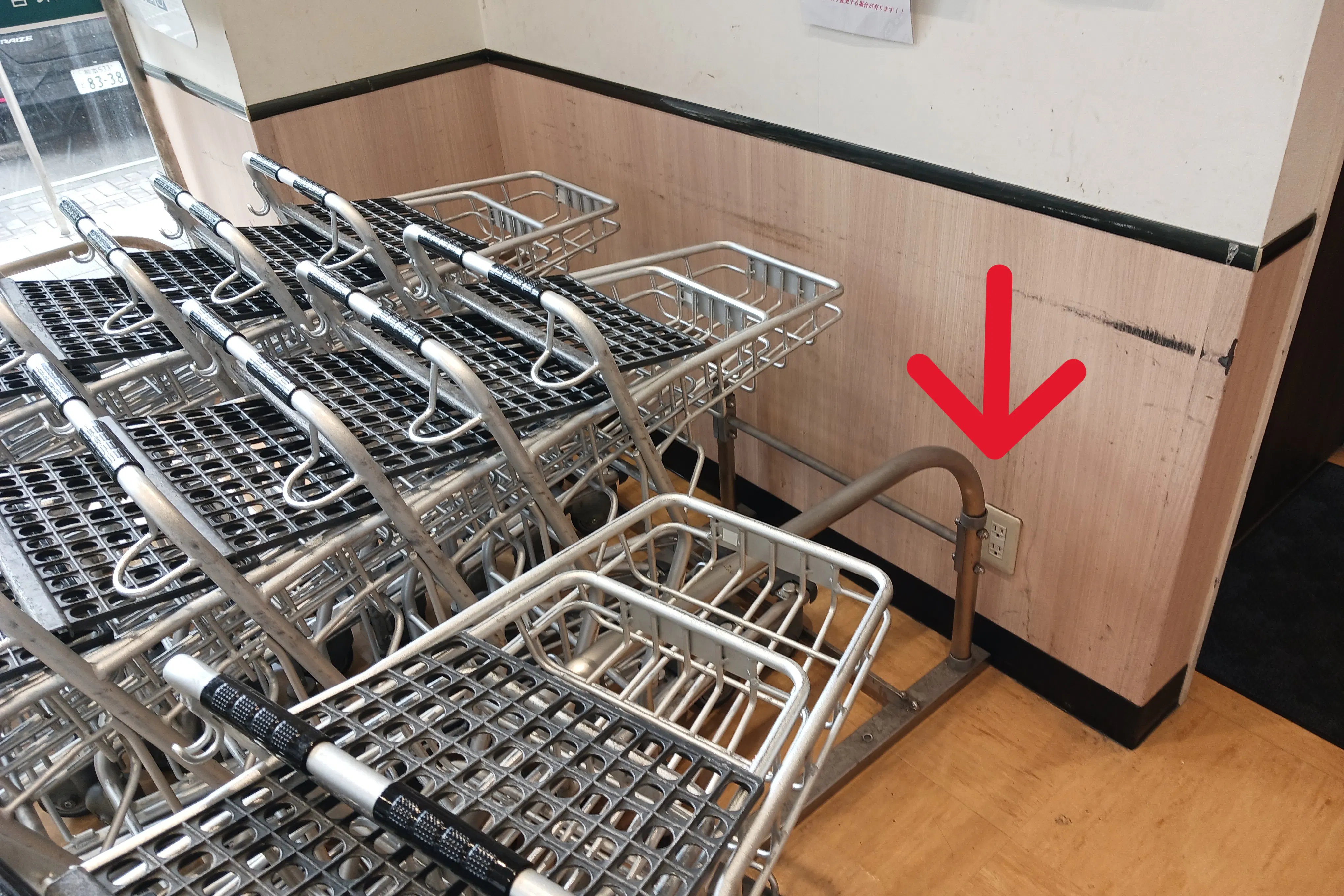 【レガネットマルシェ長住】店舗入口風除室 販促プロモーションや物販に最適なスーパー店内催事イベントスペース