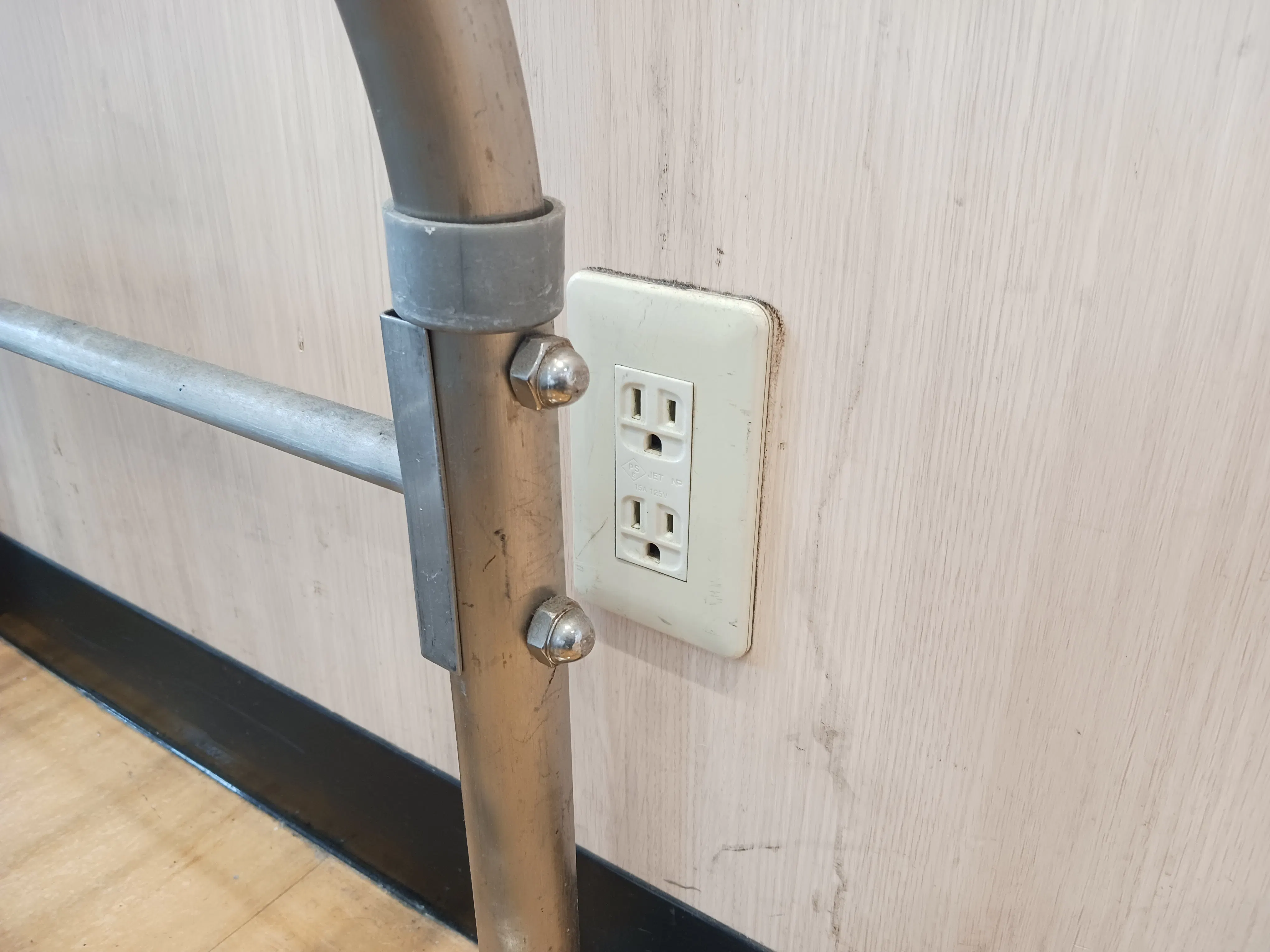 【レガネットマルシェ長住】店舗入口風除室 販促プロモーションや物販に最適なスーパー店内催事イベントスペース