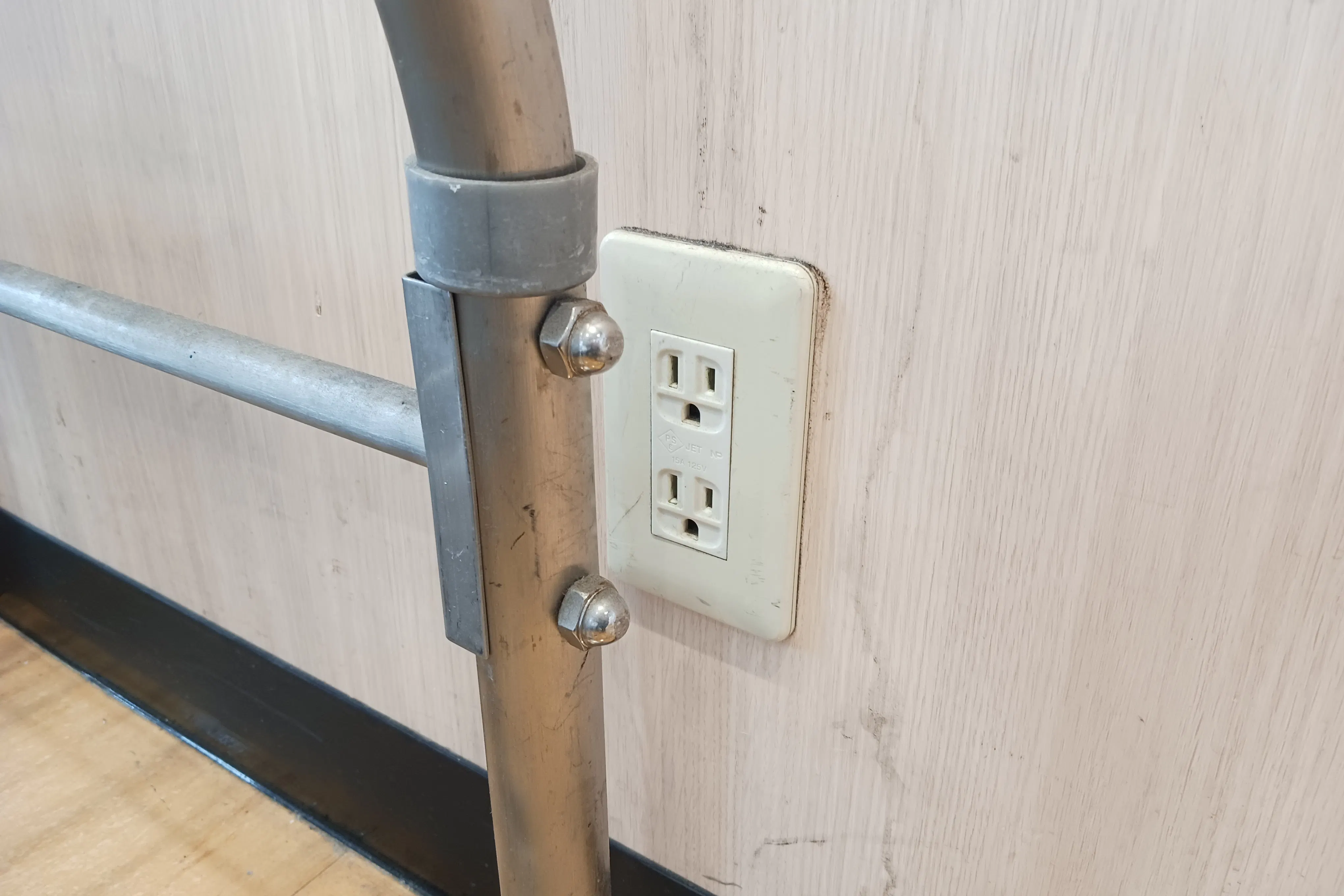 【レガネットマルシェ長住】店舗入口風除室 販促プロモーションや物販に最適なスーパー店内催事イベントスペース