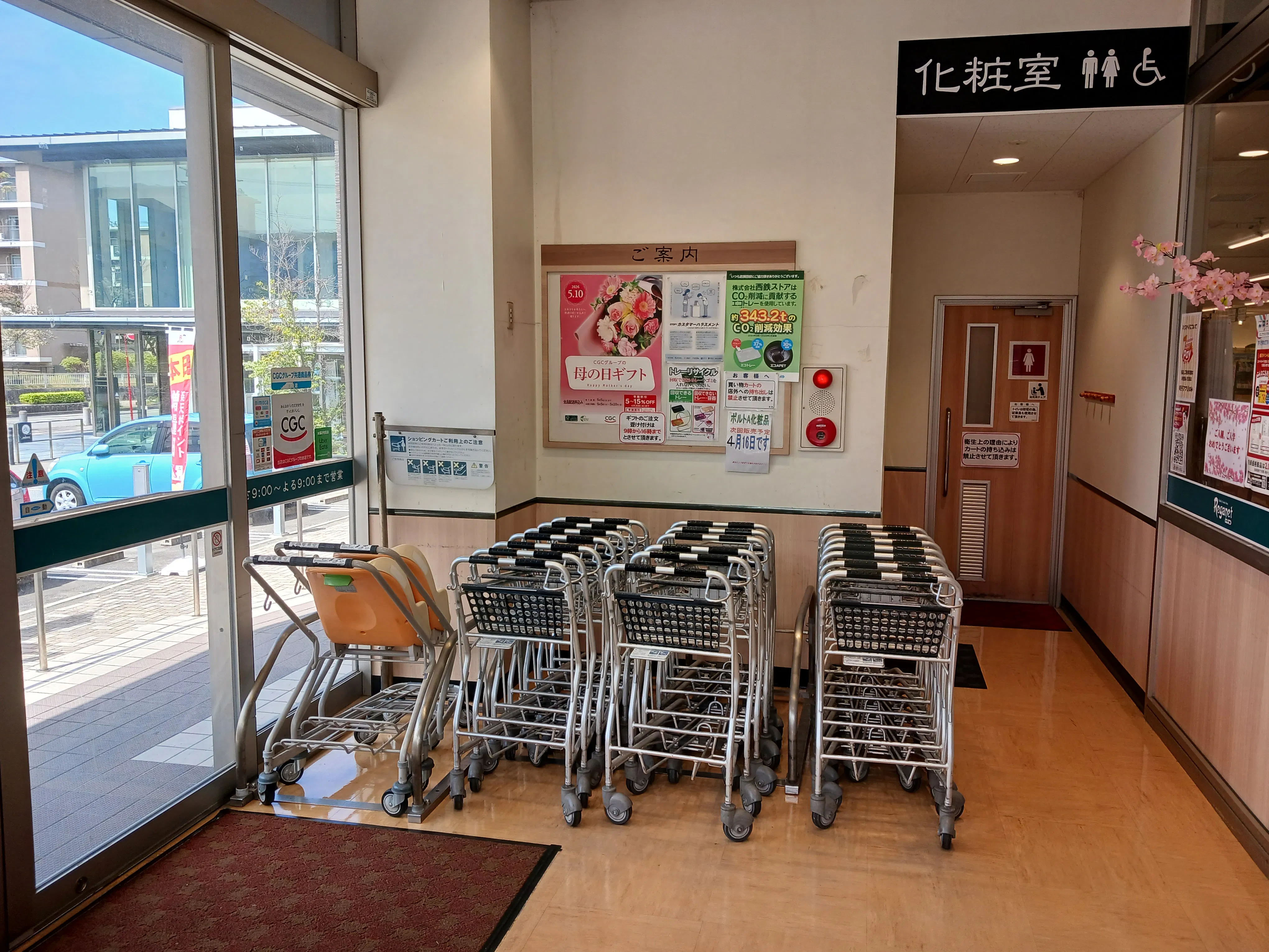 【レガネットマルシェ長住】店舗入口風除室 販促プロモーションや物販に最適なスーパー店内催事イベントスペース