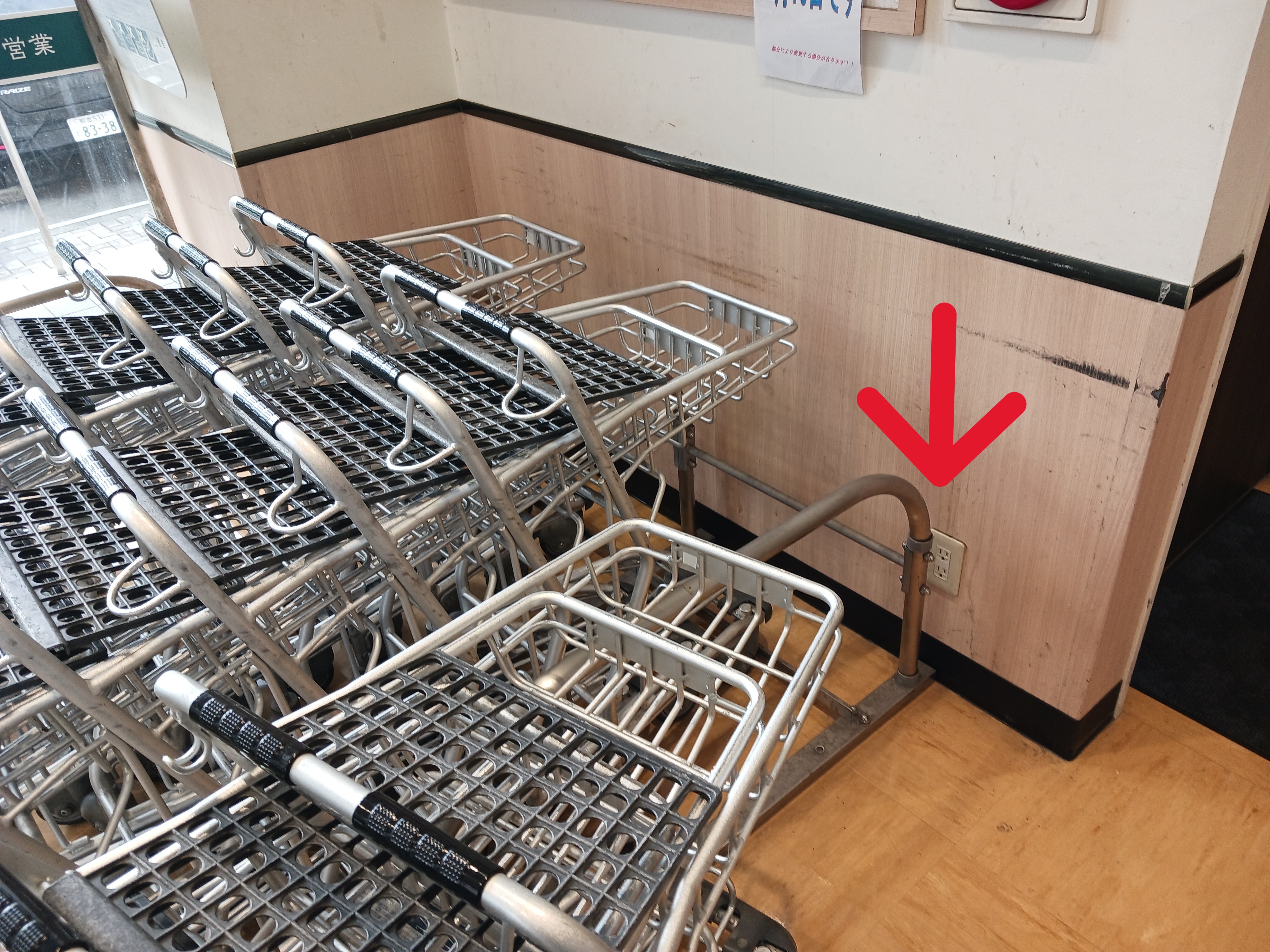 【レガネットマルシェ長住】店舗入口風除室 販促プロモーションや物販に最適なスーパー店内催事イベントスペース