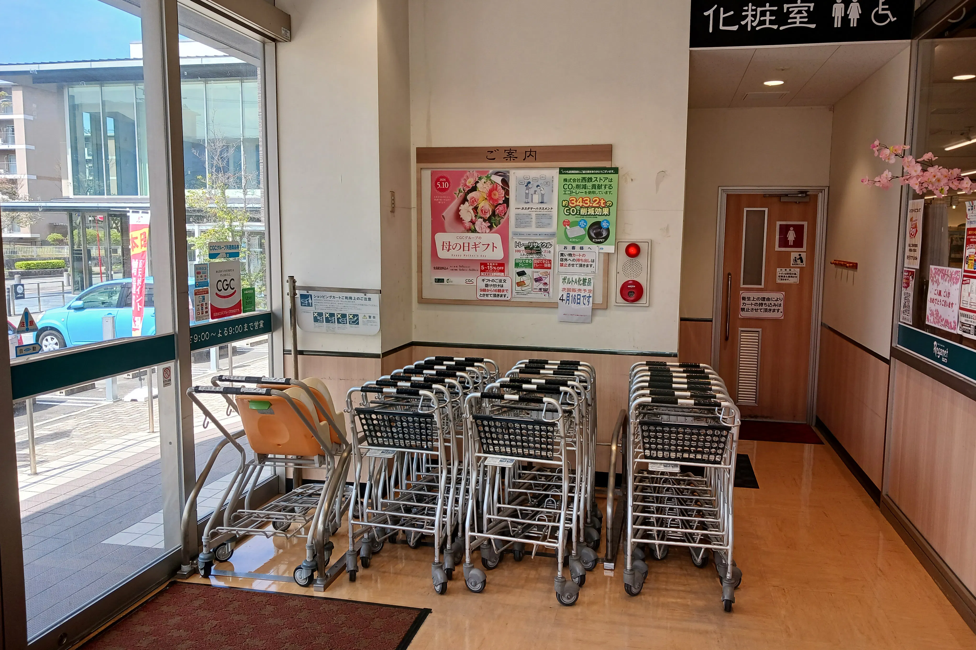 【レガネットマルシェ長住】店舗入口風除室 販促プロモーションや物販に最適なスーパー店内催事イベントスペース