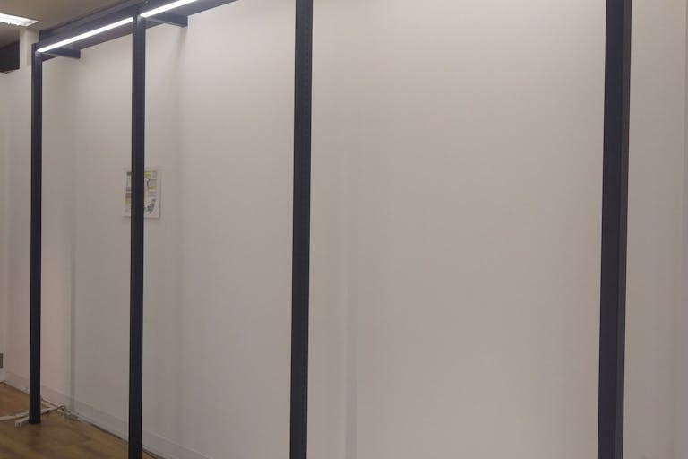 壁片面にはバーをかけてハンガーラックとして使用できます。