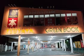 【TSUTAYA 秩父店】物販やプロモーションの実施可能な店舗入口前のイベントスペース