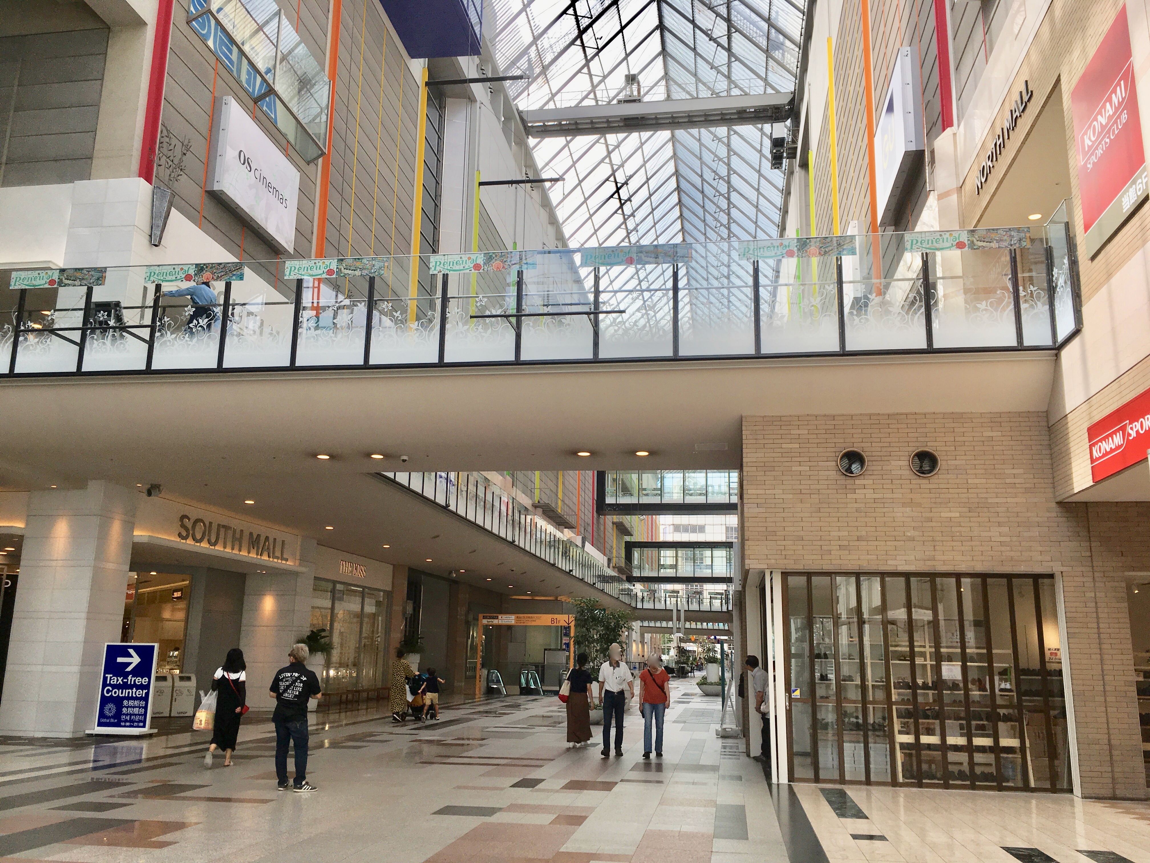 センターストリートは、ノースモールとサウスモールを行き交う方の休憩場にもなっています。