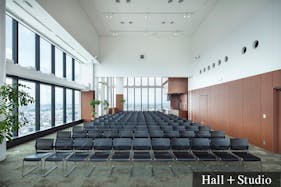 【横浜駅3分】各種展示会やセミナー・レセプションパーティーの開催、撮影会に適した7.5mの天井高と、ガラス張りの眺望を活かしたキッチン付きのレンタルスペース