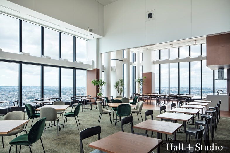 【横浜駅3分】各種展示会やセミナー・レセプションパーティーの開催、撮影会に適した7.5mの天井高と、ガラス張りの眺望を活かしたキッチン付きのレンタルスペース