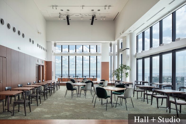 【横浜駅3分】各種展示会やセミナー・レセプションパーティーの開催、撮影会に適した7.5mの天井高と、ガラス張りの眺望を活かしたキッチン付きのレンタルスペース