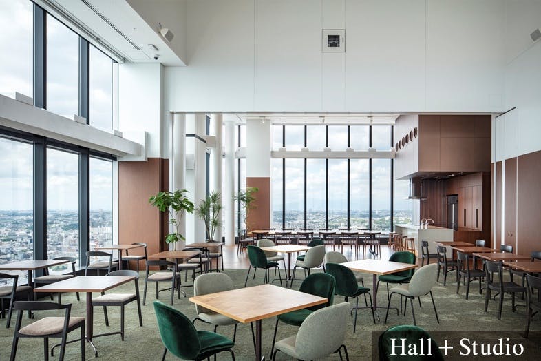 【横浜駅3分】各種展示会やセミナー・レセプションパーティーの開催、撮影会に適した7.5mの天井高と、ガラス張りの眺望を活かしたキッチン付きのレンタルスペース