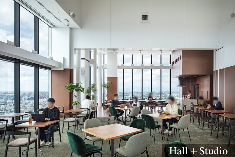 【横浜駅3分】各種展示会やセミナー・レセプションパーティーの開催、撮影会に適した7.5mの天井高と、ガラス張りの眺望を活かしたキッチン付きのレンタルスペース