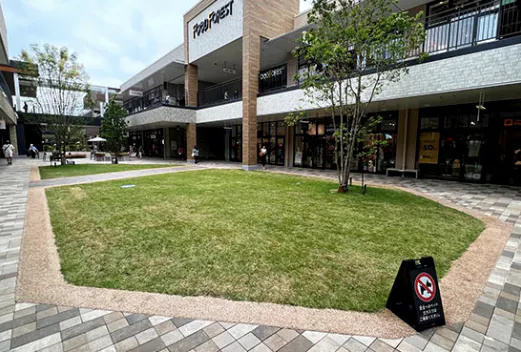 【THE OUTLETS SHONAN HIRATSUKA】GREEN COURT(人工芝)の画像