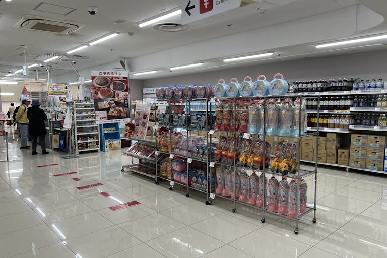 【西友 小平店】2Fレジ横 プロモーション用途や物販、食物販のポップアップストアに最適なスーパー店内催事イベントスペースの画像1