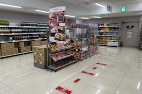 【西友 小平店】2Fレジ横 プロモーション用途や物販、食物販のポップアップストアに最適なスーパー店内催事イベントスペース