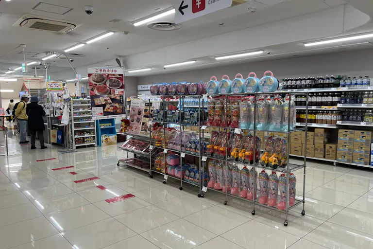 【西友 小平店】2Fレジ横 プロモーション用途や物販、食物販のポップアップストアに最適なスーパー店内催事イベントスペースの画像1