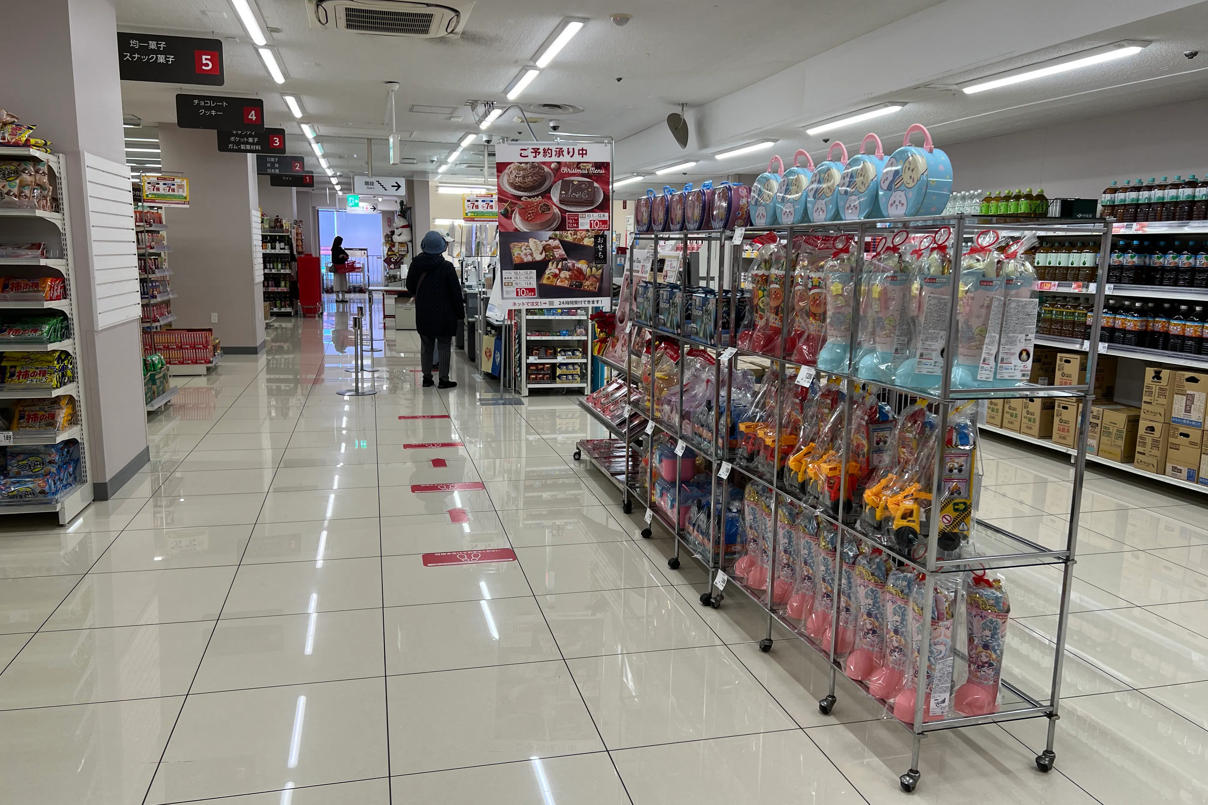 【西友 小平店】2Fレジ横 プロモーション用途や物販、食物販のポップアップストアに最適なスーパー店内催事イベントスペース