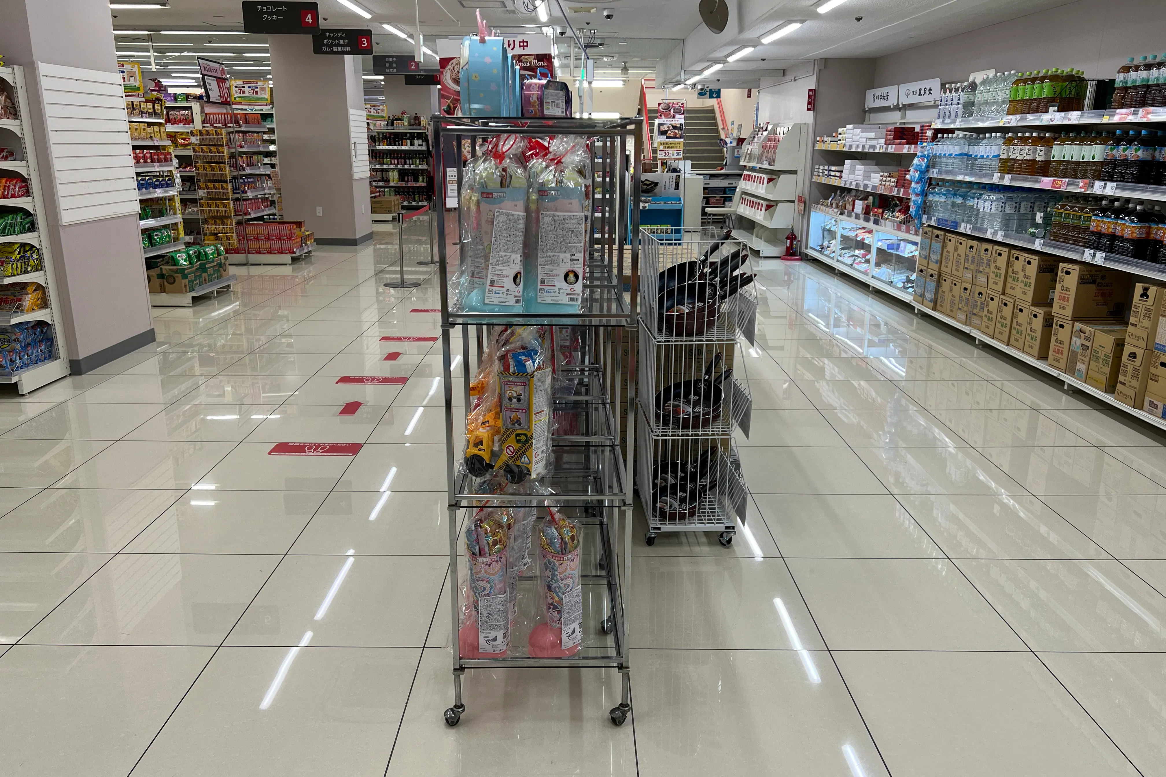 【西友 小平店】2Fレジ横 プロモーション用途や物販、食物販のポップアップストアに最適なスーパー店内催事イベントスペース
