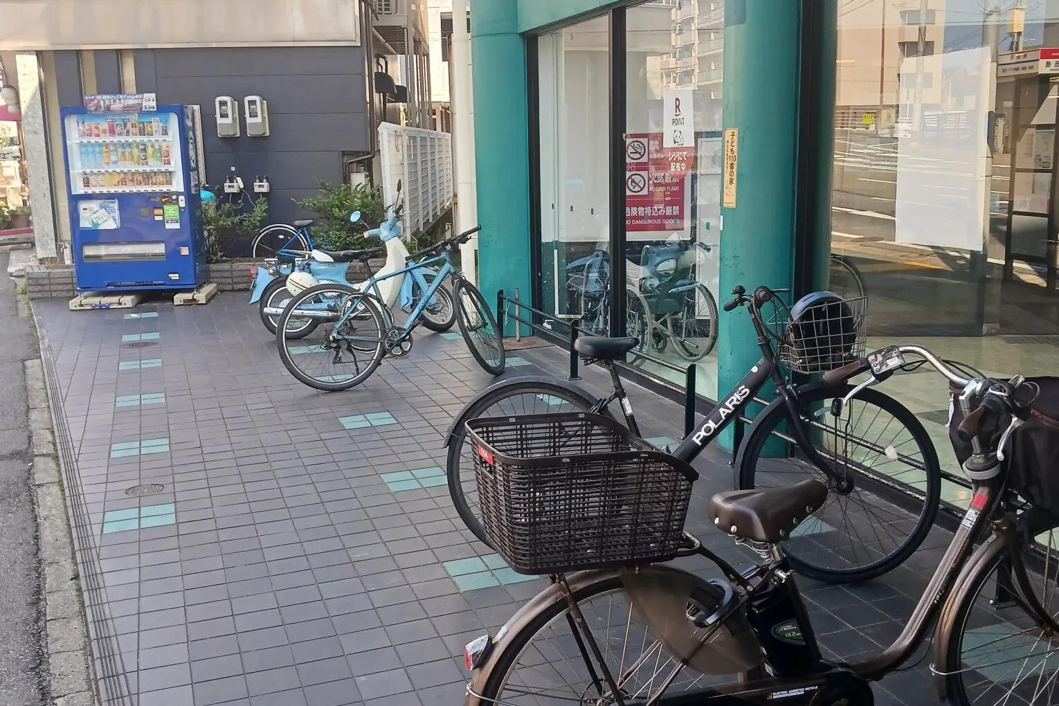 【レガネット城西】玄関 横 販促プロモーションや物販に最適なスーパー屋外催事イベントスペース
