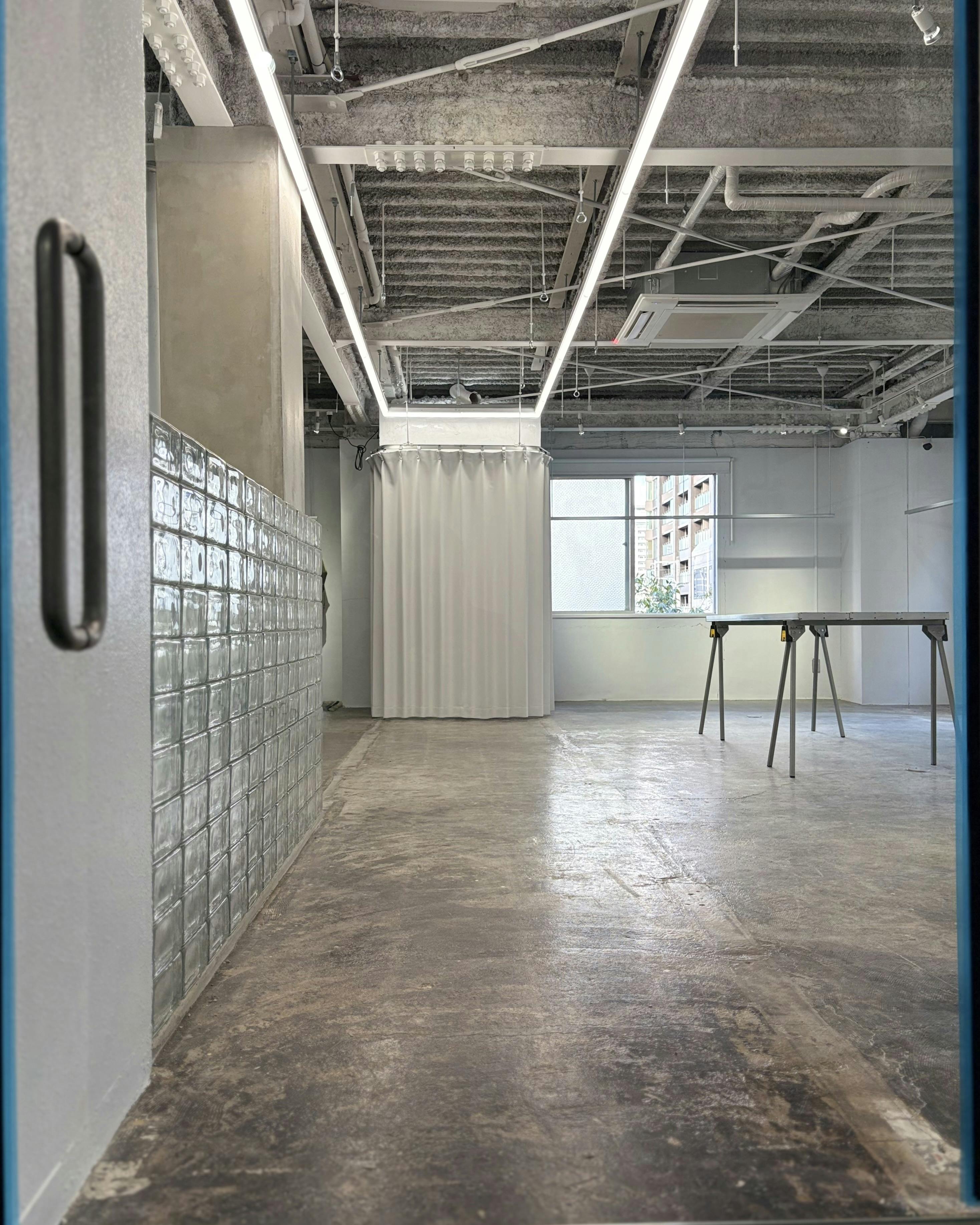 【北浜駅4分】アパレル系展示販売会やポップアップ等に最適！アクセス、設備環境が充実しているガラスレンガや建設資材を使用した雰囲気抜群のイベントスペースの画像