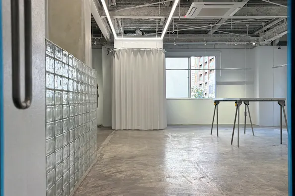 【北浜駅4分】アパレル系展示販売会やポップアップ等に最適!アクセス、設備環境が充実しているガラスレンガや建設資材を使用した雰囲気抜群のイベントスペース