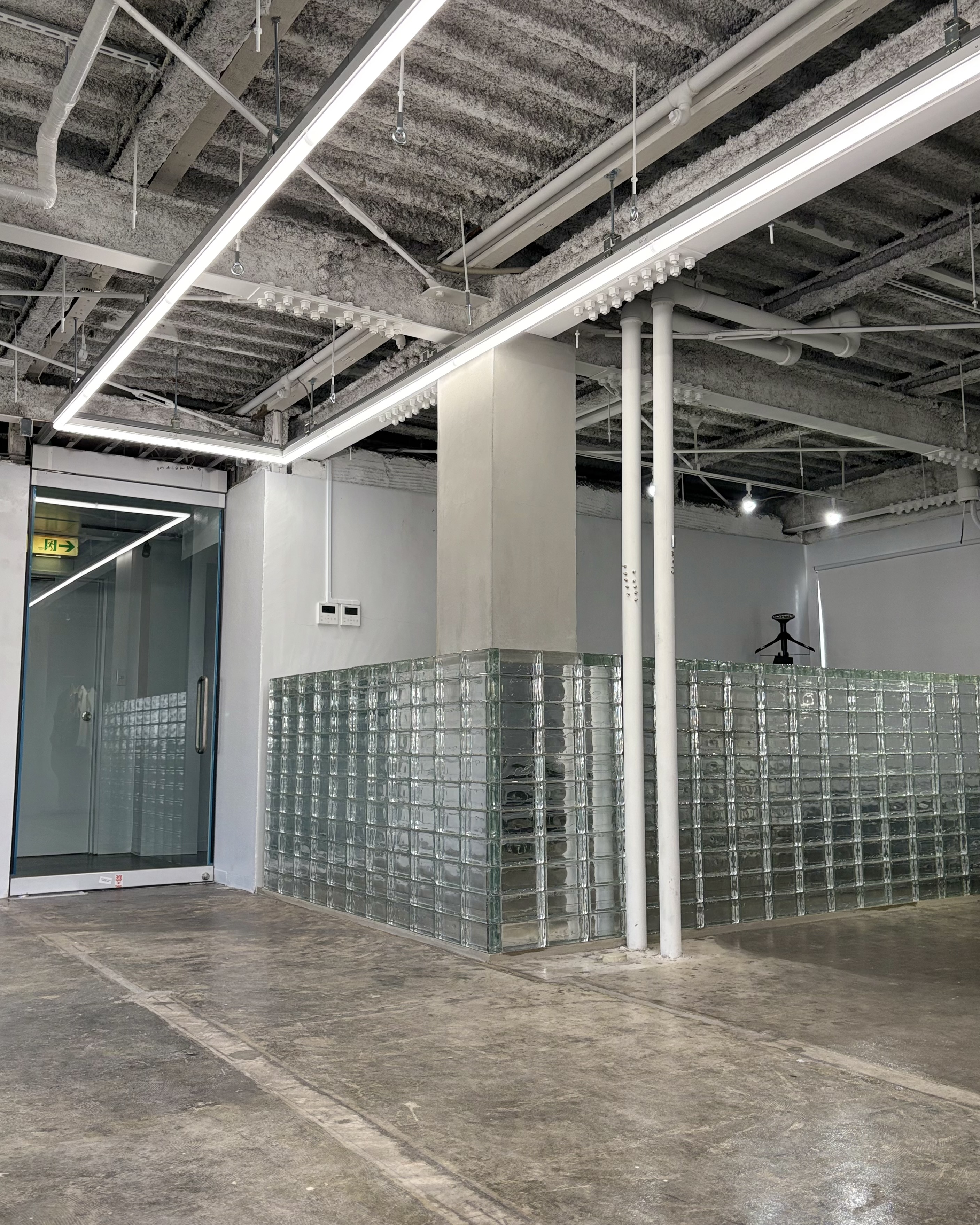 【北浜駅4分】アパレル系展示販売会やポップアップ等に最適！アクセス、設備環境が充実しているガラスレンガや建設資材を使用した雰囲気抜群のイベントスペース