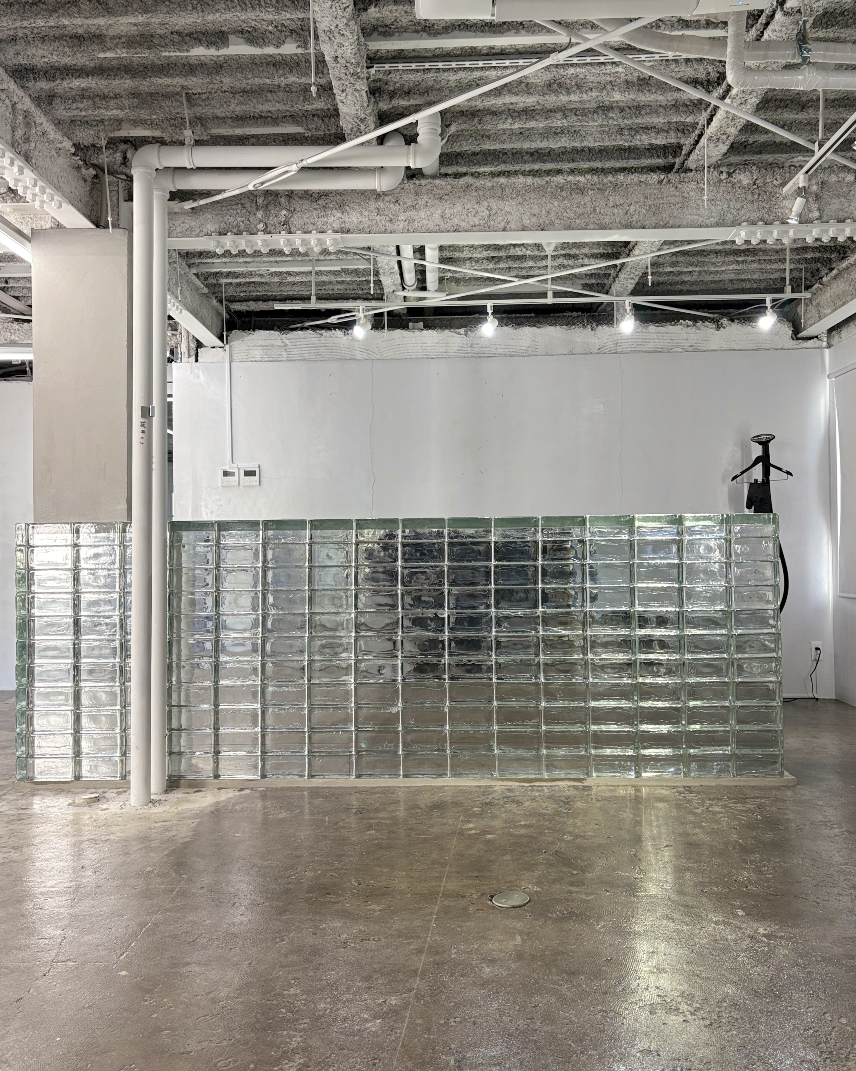 【北浜駅4分】アパレル系展示販売会やポップアップ等に最適！アクセス、設備環境が充実しているガラスレンガや建設資材を使用した雰囲気抜群のイベントスペース