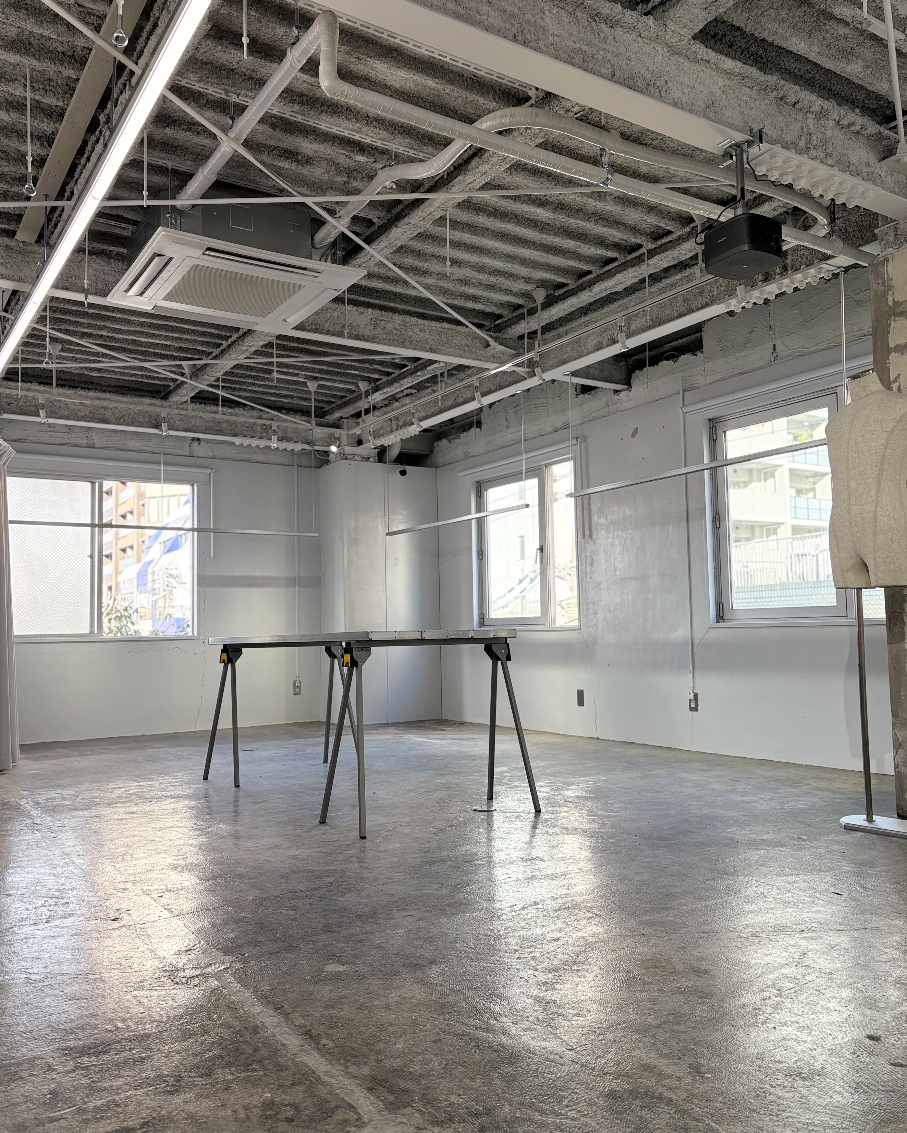 【北浜駅4分】アパレル系展示販売会やポップアップ等に最適！アクセス、設備環境が充実しているガラスレンガや建設資材を使用した雰囲気抜群のイベントスペース