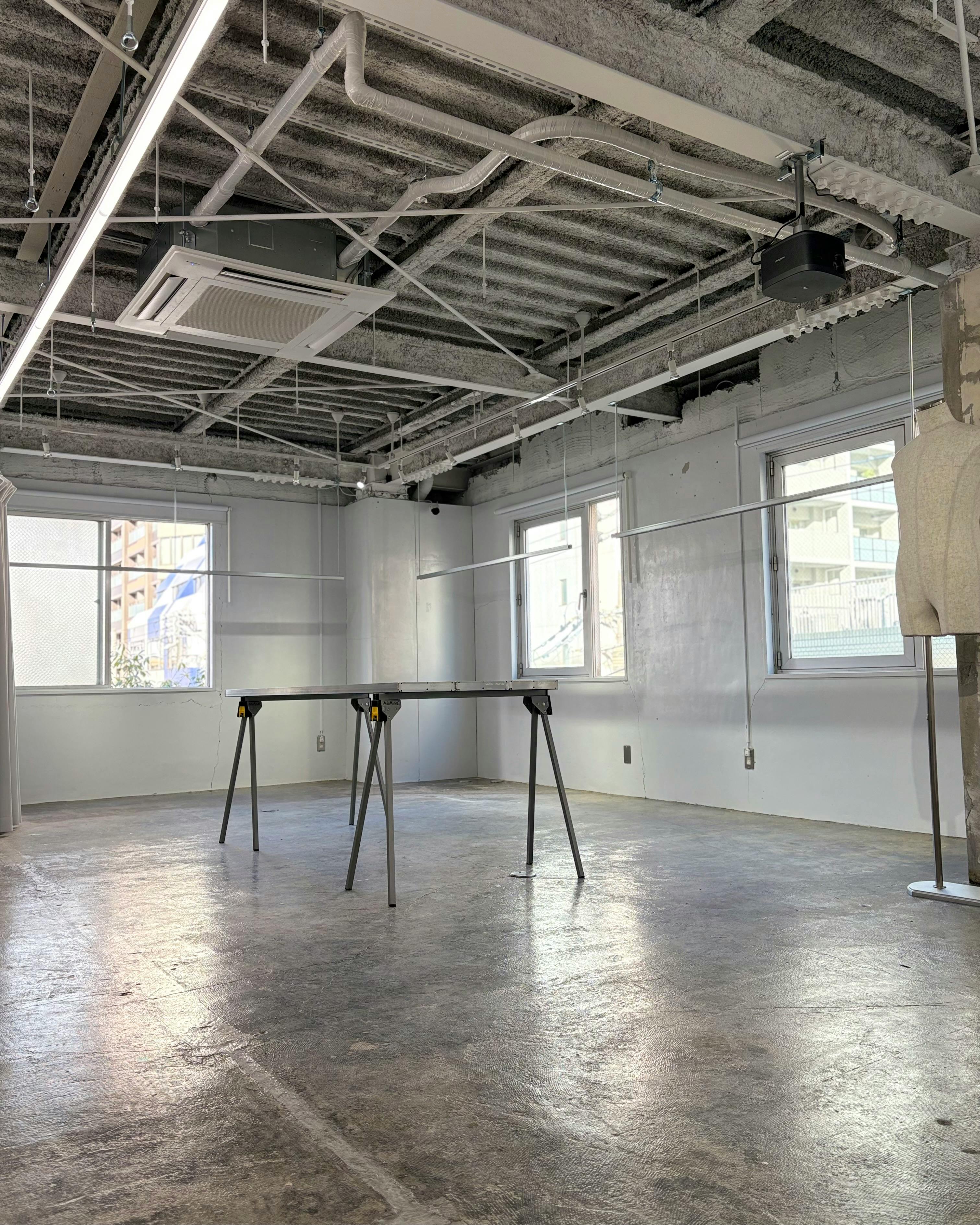 【北浜駅4分】アパレル系展示販売会やポップアップ等に最適！アクセス、設備環境が充実しているガラスレンガや建設資材を使用した雰囲気抜群のイベントスペース