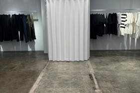 【北浜駅4分】アパレル系展示販売会やポップアップ等に最適!アクセス、設備環境が充実しているガラスレンガや建設資材を使用した雰囲気抜群のイベントスペース