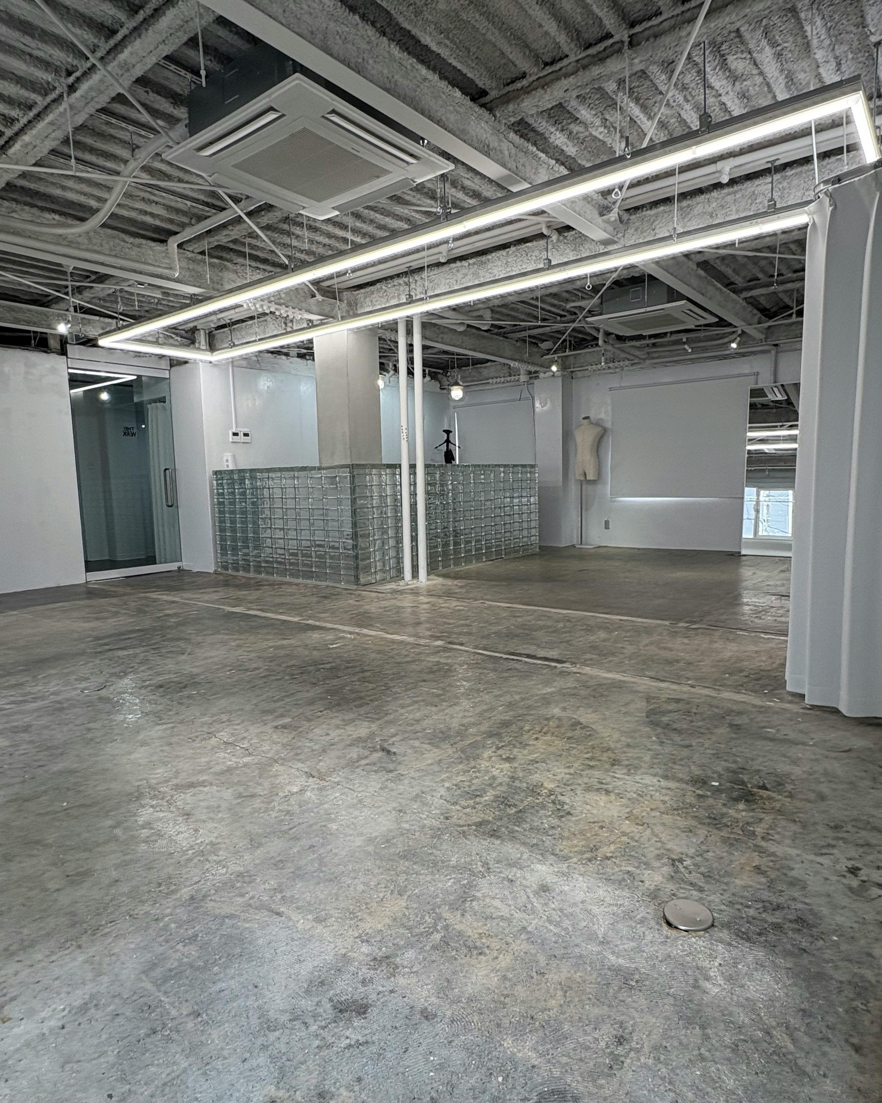 【北浜駅4分】アパレル系展示販売会やポップアップ等に最適！アクセス、設備環境が充実しているガラスレンガや建設資材を使用した雰囲気抜群のイベントスペース