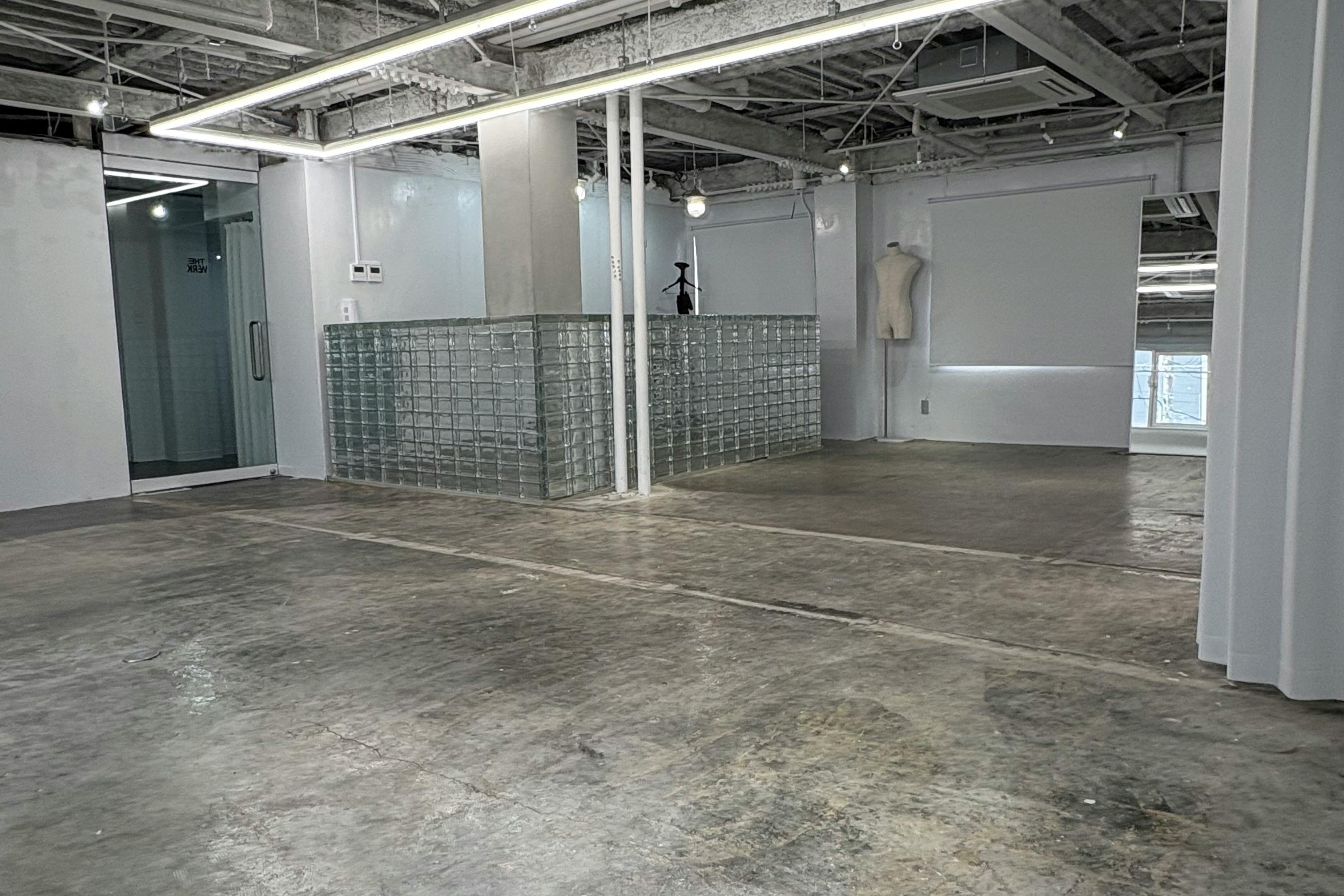 【北浜駅4分】アパレル系展示販売会やポップアップ等に最適!アクセス、設備環境が充実しているガラスレンガや建設資材を使用した雰囲気抜群のイベントスペース