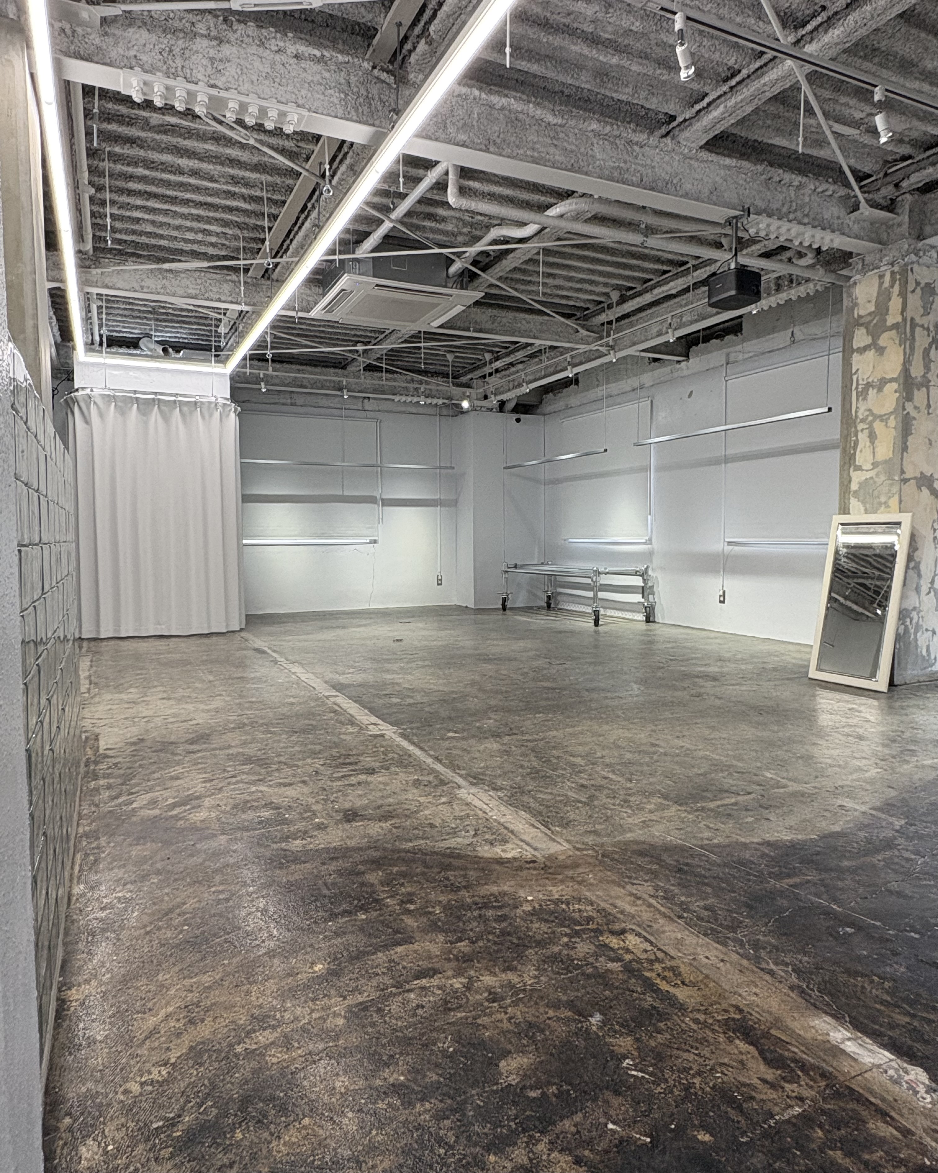 【北浜駅4分】アパレル系展示販売会やポップアップ等に最適！アクセス、設備環境が充実しているガラスレンガや建設資材を使用した雰囲気抜群のイベントスペース