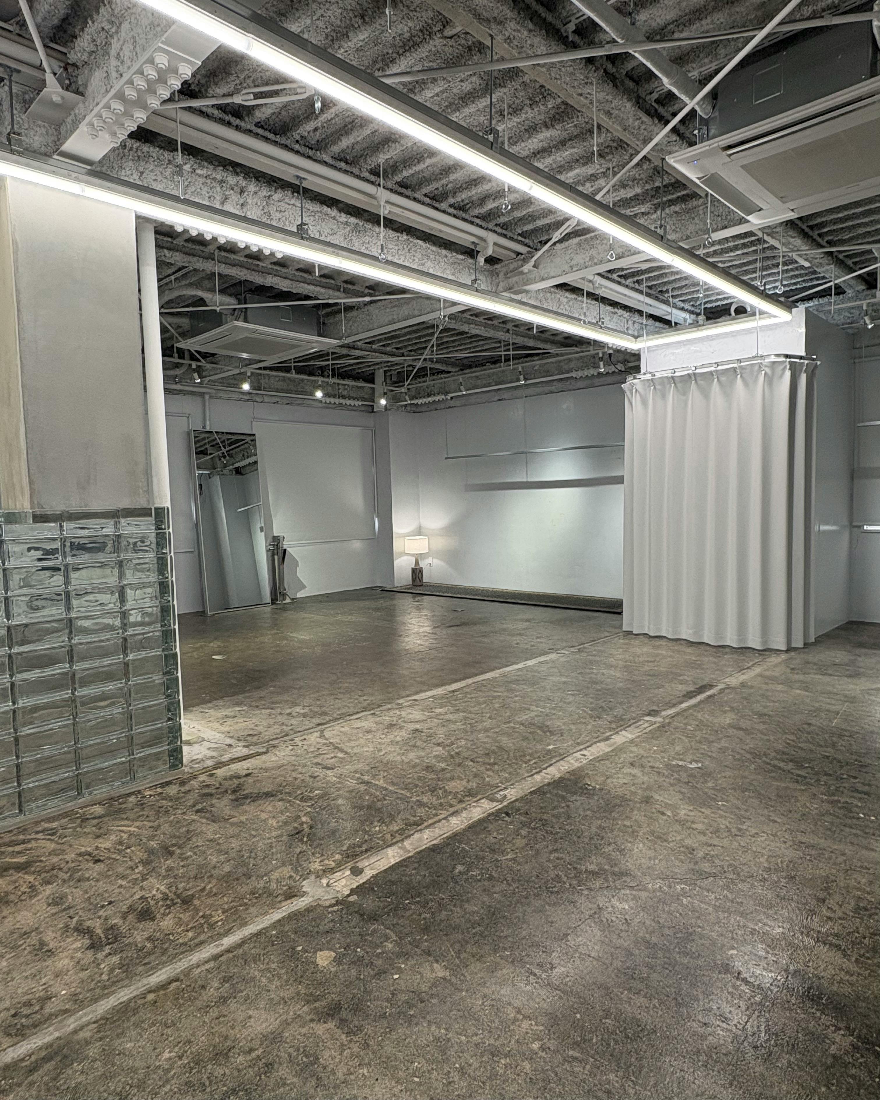 【北浜駅4分】アパレル系展示販売会やポップアップ等に最適！アクセス、設備環境が充実しているガラスレンガや建設資材を使用した雰囲気抜群のイベントスペース