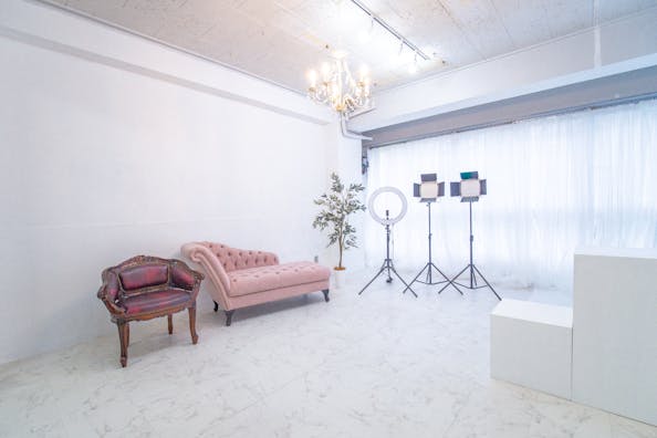 【飯田橋駅1分】ポートレートや宣材写真等の人物撮影や新商品の物撮り、撮影会等の撮影用途に最適な白ホリと黒ホリで撮影できるスタジオスペース