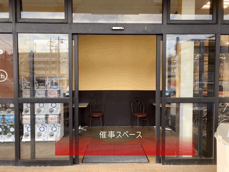 【マミーマート狭山ヶ丘】プロモーションに利用可能な風除室スペースの画像